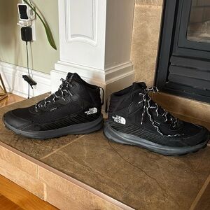 North Face Boots 6 for boys ( or girls. ) Autumn boots or for Winter ( teenager